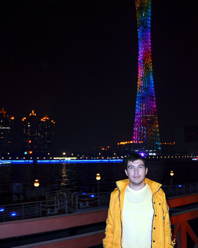 Віталій Матвієнко у Гуанчжоу на фоні вежі Canton Tower